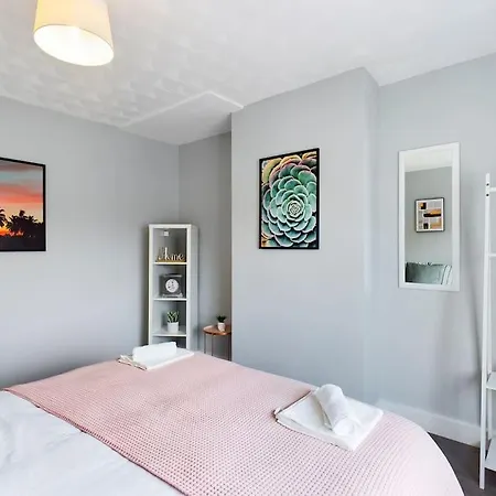 Stunning Family Home With Comfortable Surroundings By Our Home Short Stays Ideally Situated Within Greater Manchester Hindley Exterior photo