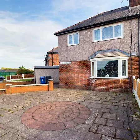 Stunning Family Home With Comfortable Surroundings By Our Home Short Stays Ideally Situated Within Greater Manchester Hindley Exterior photo