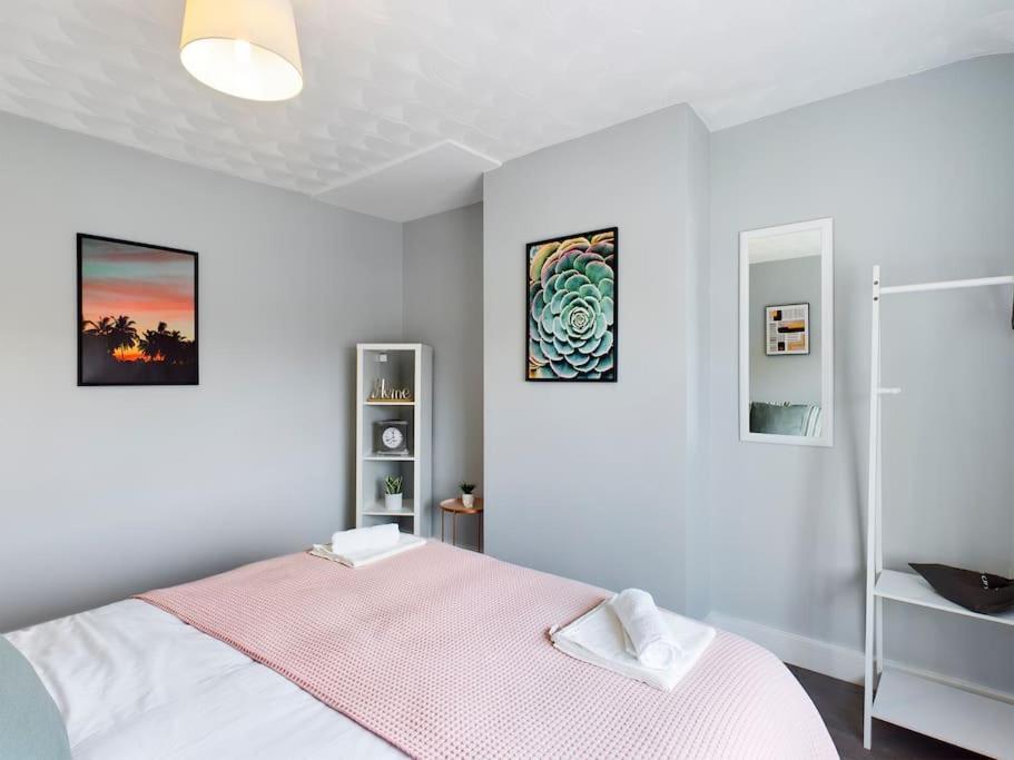Apartment Stunning Family With Comfortable Surroundings By Our Short Ideally Situated Within Greater Manchester