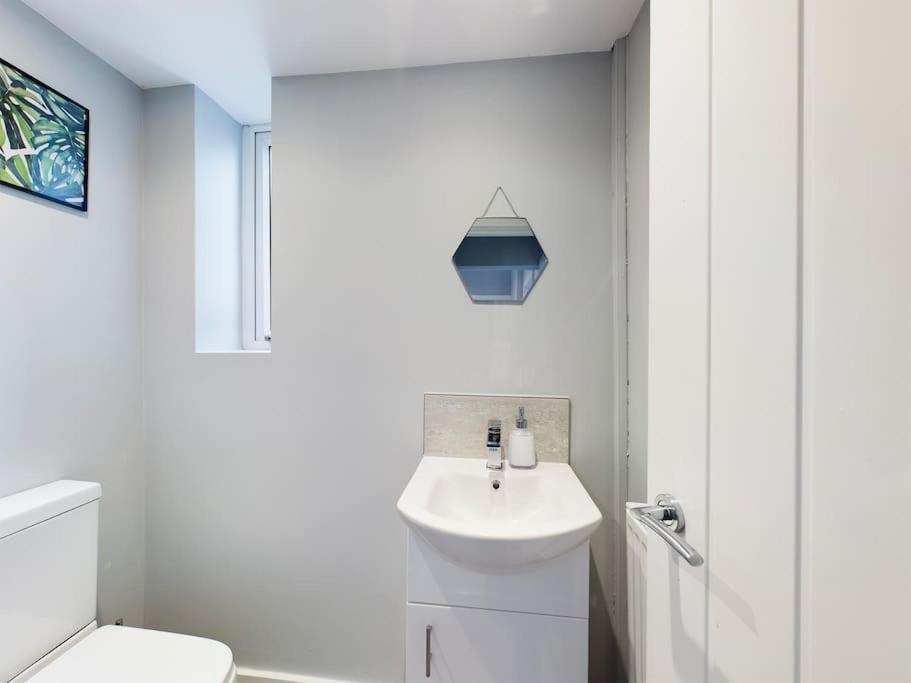 Stunning Family With Comfortable Surroundings By Our Short Ideally Situated Within Greater Manchester