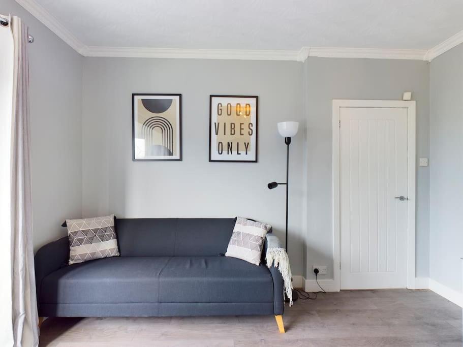 Stunning Family With Comfortable Surroundings By Our Short Ideally Situated Within Greater Manchester *