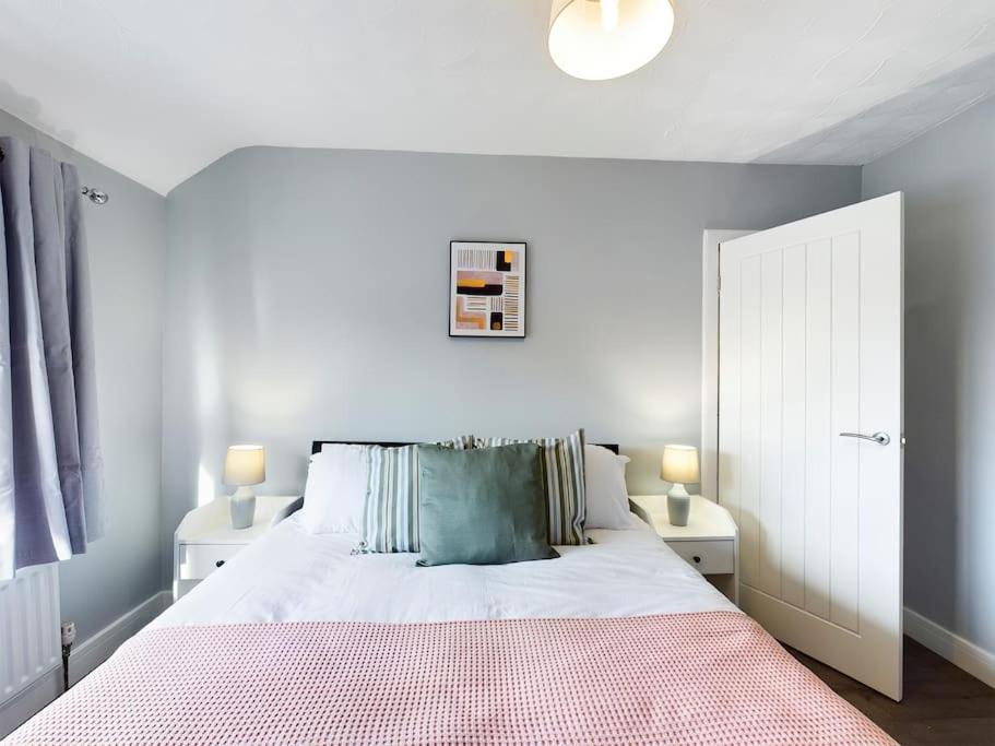 Stunning Family With Comfortable Surroundings By Our Short Ideally Situated Within Greater Manchester *