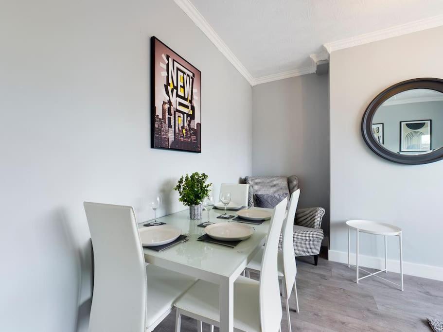 Stunning Family With Comfortable Surroundings By Our Short Ideally Situated Within Greater Manchester * Hindley