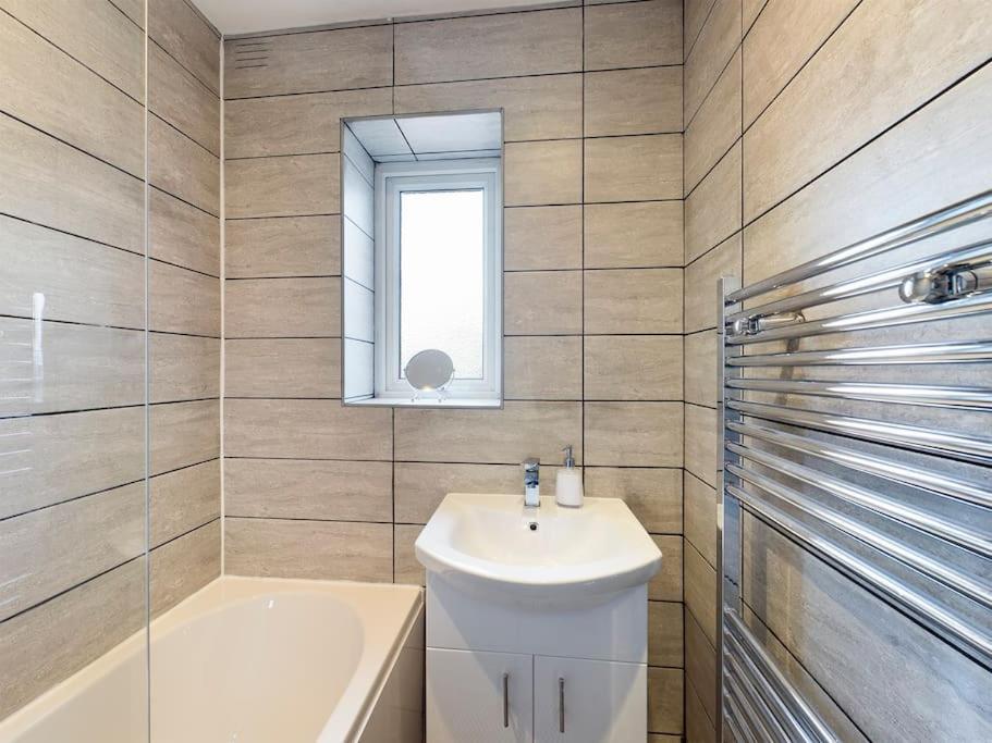 Stunning Family With Comfortable Surroundings By Our Short Ideally Situated Within Greater Manchester Apartment