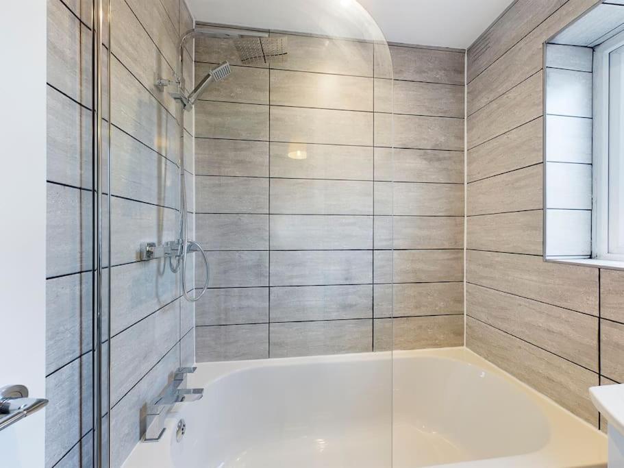 Stunning Family With Comfortable Surroundings By Our Short Ideally Situated Within Greater Manchester Apartment *