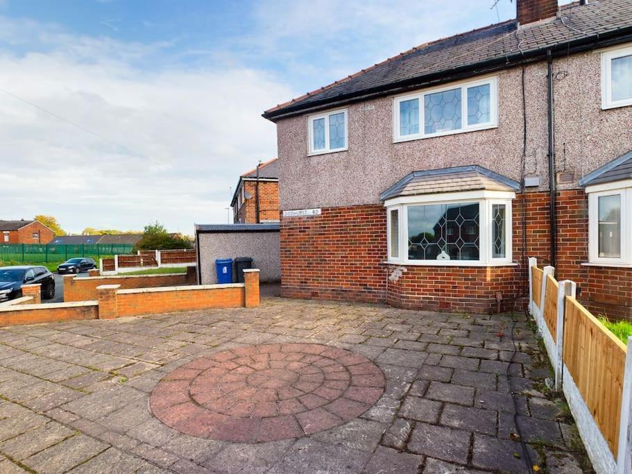 Stunning Family With Comfortable Surroundings By Our Short Ideally Situated Within Greater Manchester Apartment Hindley