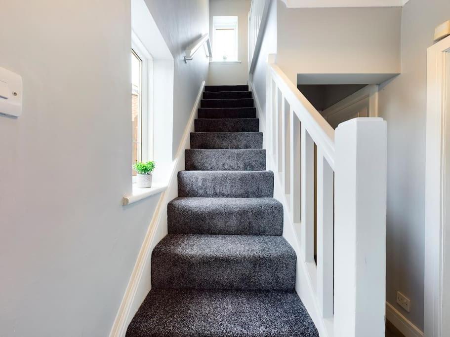 Stunning Family With Comfortable Surroundings By Our Short Ideally Situated Within Greater Manchester Apartment Hindley