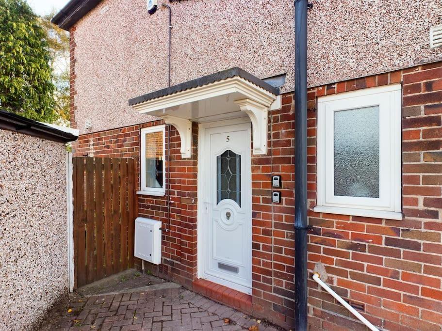 Stunning Family With Comfortable Surroundings By Our Short Ideally Situated Within Greater Manchester Apartment *
