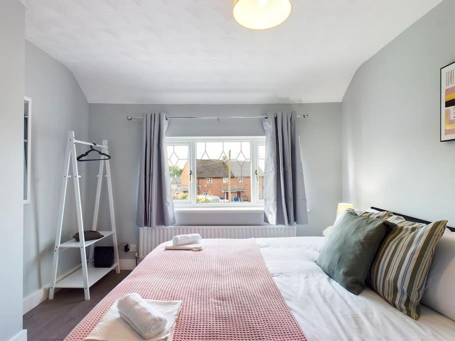 Stunning Family With Comfortable Surroundings By Our Short Ideally Situated Within Greater Manchester Hindley
