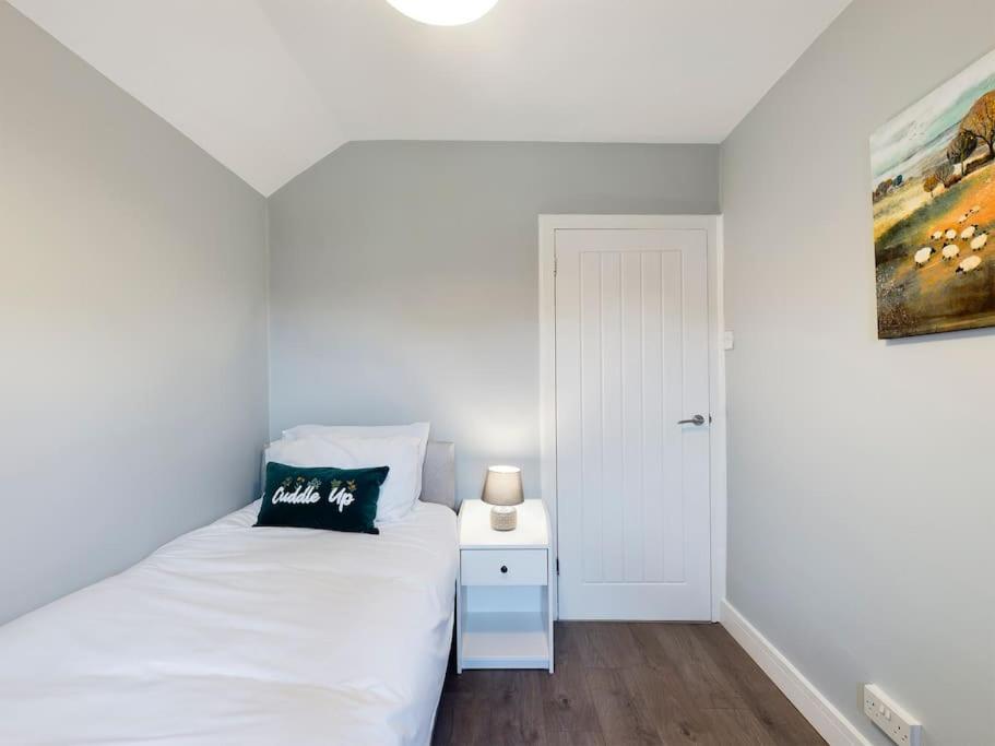 Stunning Family With Comfortable Surroundings By Our Short Ideally Situated Within Greater Manchester Hindley