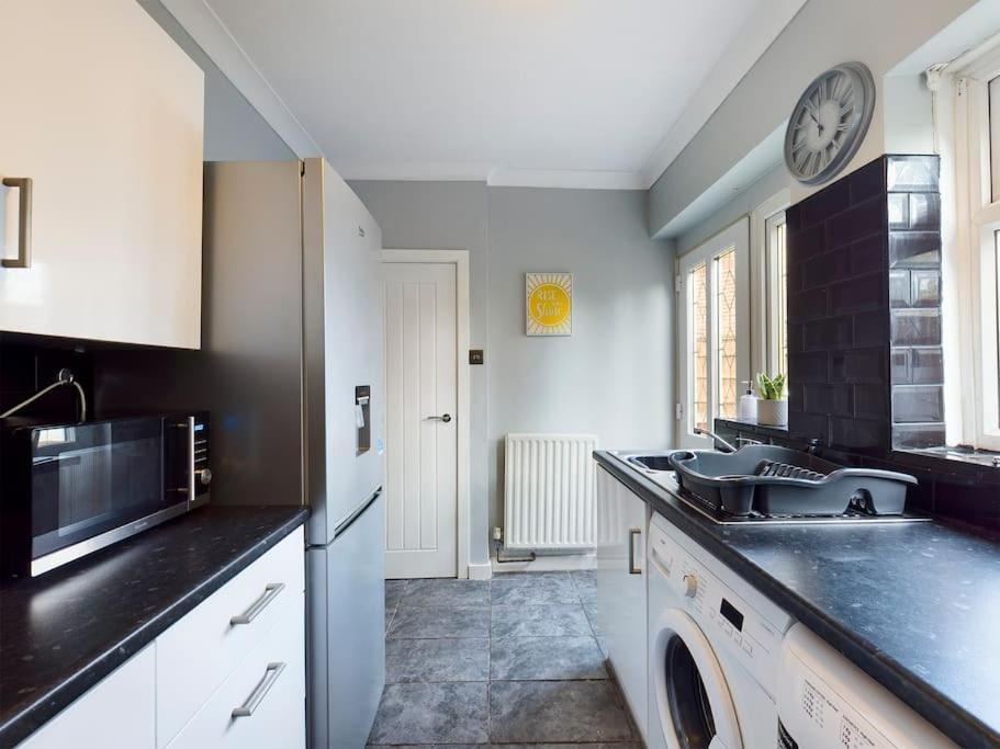 Stunning Family With Comfortable Surroundings By Our Short Ideally Situated Within Greater Manchester Apartment *