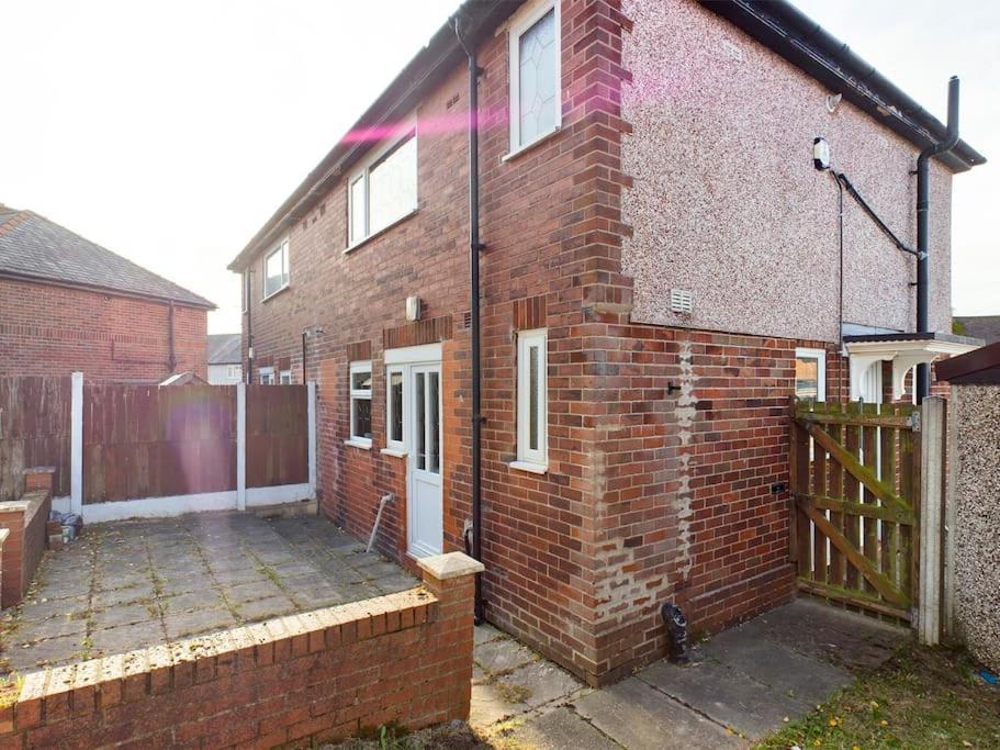 Stunning Family With Comfortable Surroundings By Our Short Ideally Situated Within Greater Manchester Hindley