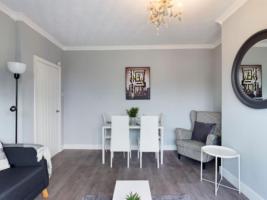 Stunning Family With Comfortable Surroundings By Our Short Ideally Situated Within Greater Manchester Hindley