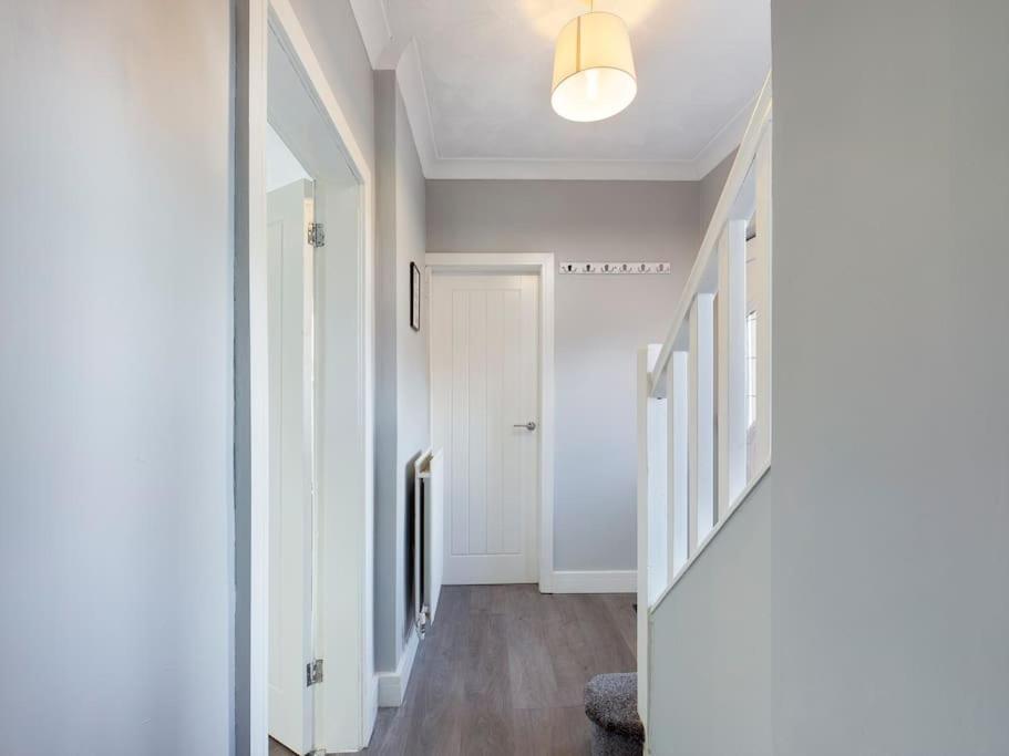 Stunning Family With Comfortable Surroundings By Our Short Ideally Situated Within Greater Manchester Apartment *